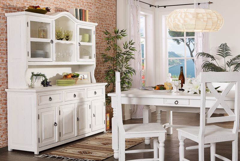 Weißes Buffet im mexikanischen Landhausstil mit Glasaufsatz vor einer Ziegelwand