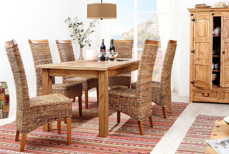 Massiver Landhausstil Esstisch aus Pinie mit Rattanstühlen und mexikanischem Schrank mit Glastüren